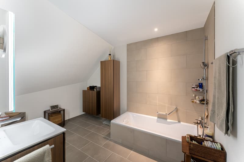 Familienfreundliche 5½ Zimmer-Minergie-Maisonette mit 2 Garagenplätzen im exklusiven Ausbaustandard (24)