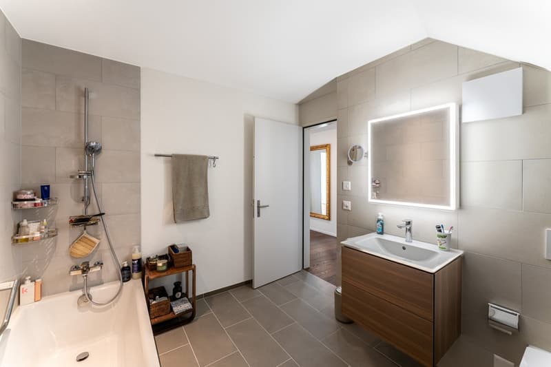 Familienfreundliche 5½ Zimmer-Minergie-Maisonette mit 2 Garagenplätzen im exklusiven Ausbaustandard (23)