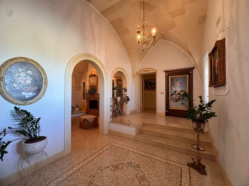 Maestosa Villa di lusso con piscina a Scorrano (14)