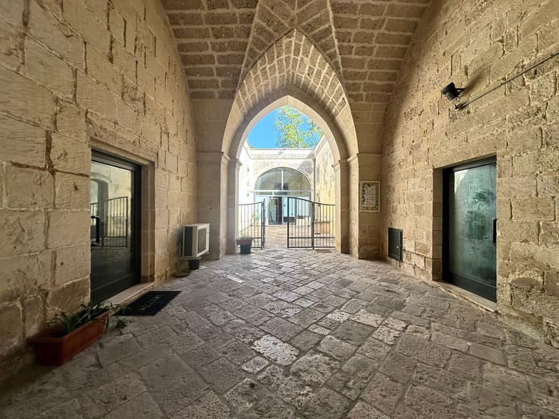 Elegante Villa Indipendente in Vendita a Maglie (2)