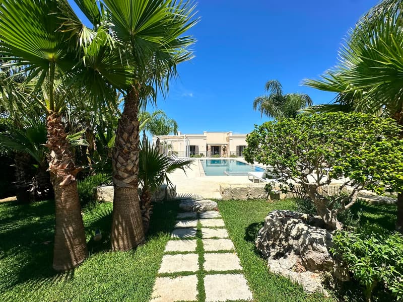 1525-VC - Scorrano - Villa di Nuova Costruzione con Piscina e Giardino Incantevole (1)