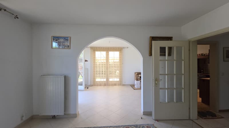 Villa indépendante avec piscine et garage (9)
