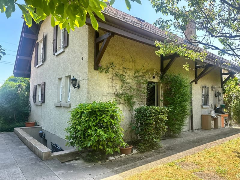 Villa indépendante avec piscine et garage (25)