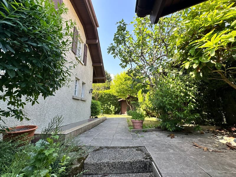 Villa indépendante avec piscine et garage (33)