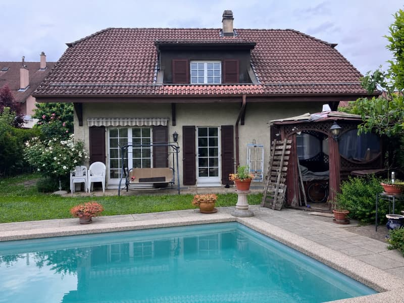 Villa indépendante avec piscine et garage (1)