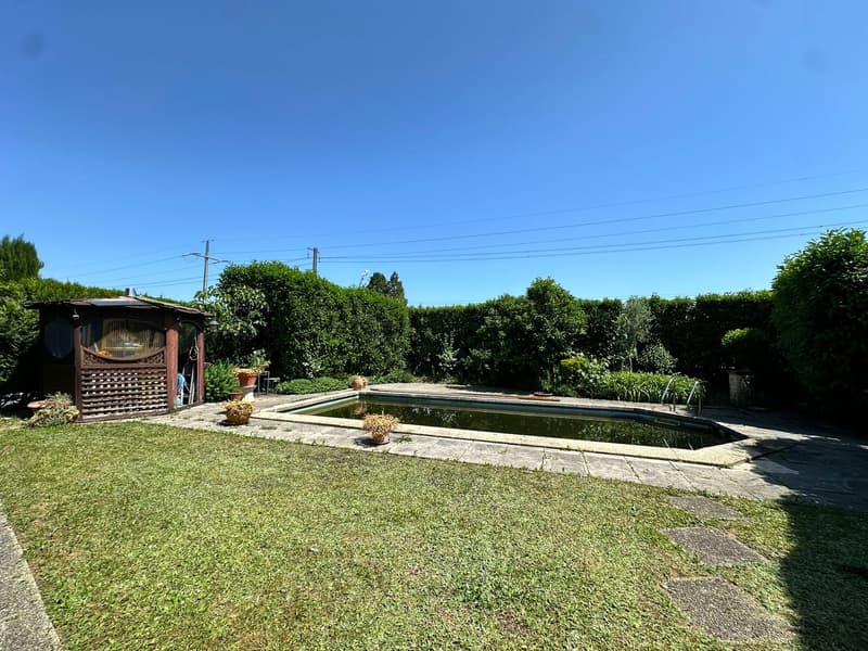 Villa indépendante avec piscine et garage (28)