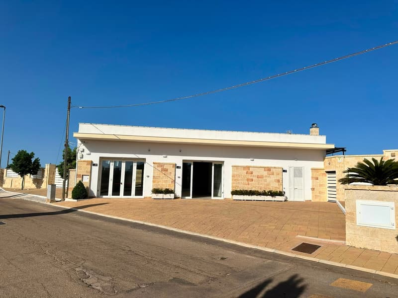 Locale Commerciale in Vendita a Giuggianello – Ideale per Bar, Caffè o Ristorante (1)