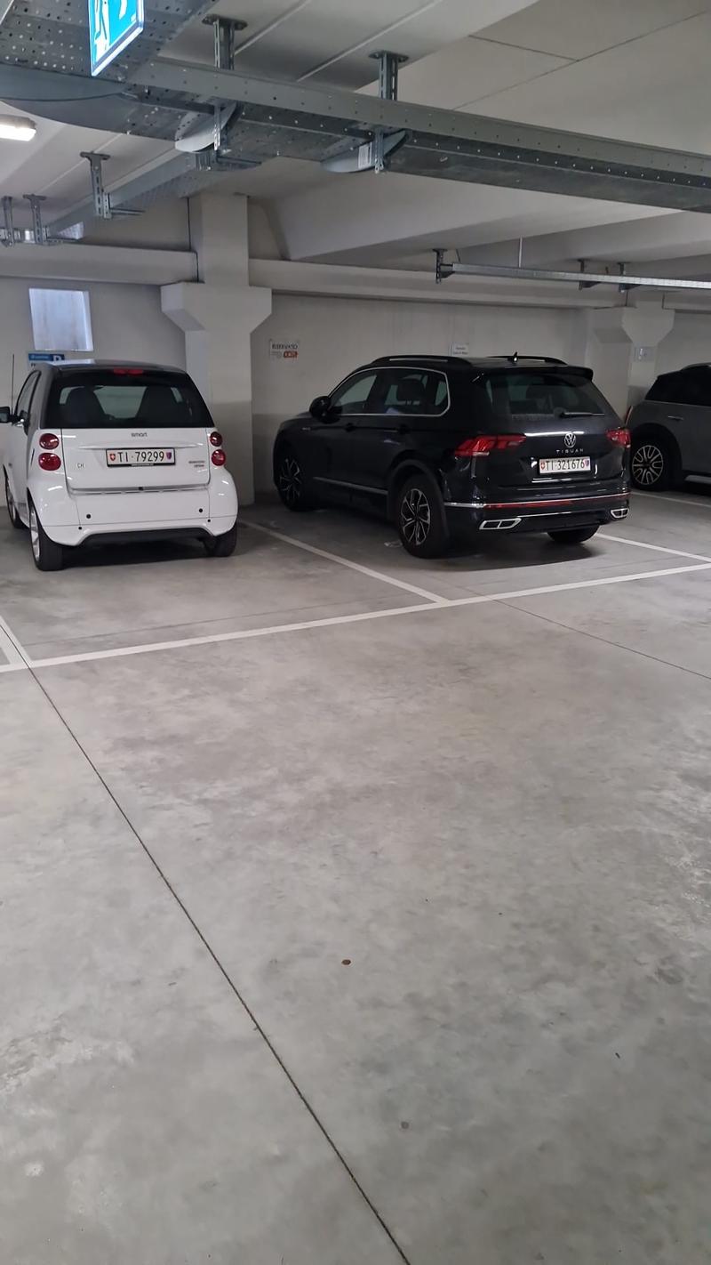 Spazio commerciale con 2 posti auto (10)