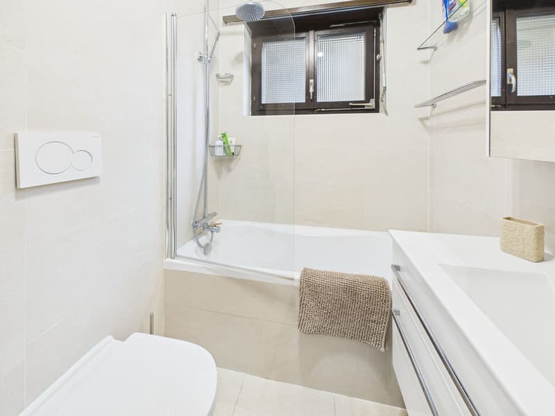 Elegante appartamento di 4.5 locali con balcone a Ponte Tresa (18)