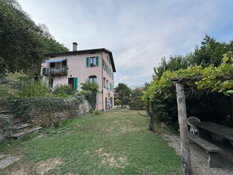 Esclusiva villa fronte lago con vista a 180° – potenziale per 4 appartamenti di lusso (3)