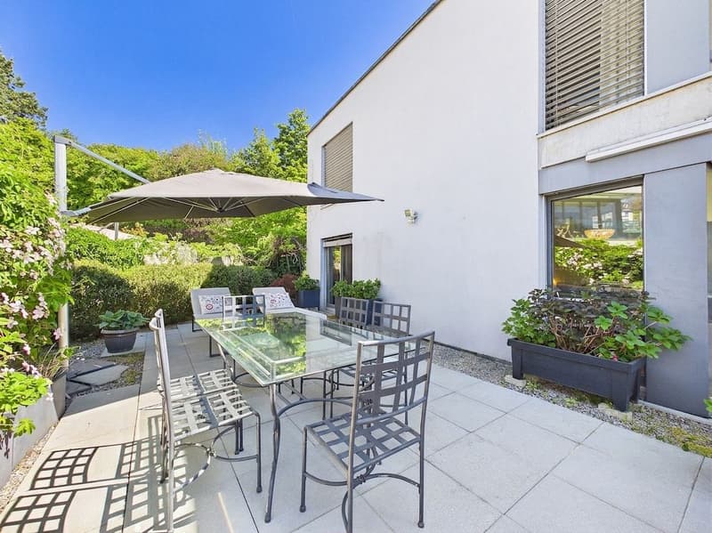 5,5 -Zimmer-Gartenwohnung mit verglaster Terrasse an zentraler Lage in Zollikon (1)