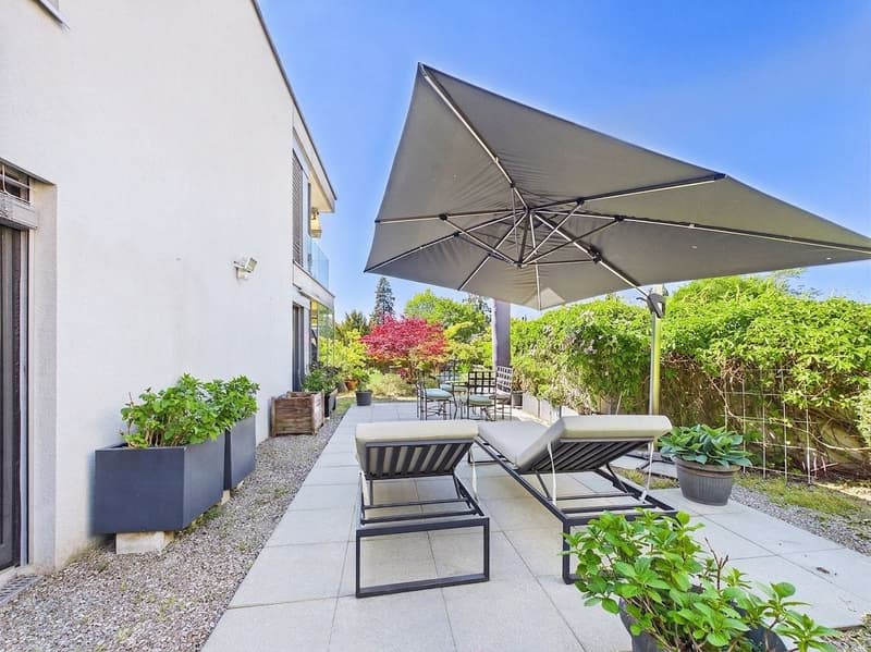 5,5 -Zimmer-Gartenwohnung mit verglaster Terrasse an zentraler Lage in Zollikon (2)