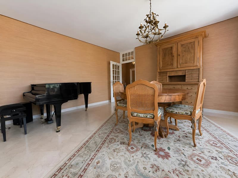 Spacious 6.5-Room Apartment with Mountain View in Sion (3)