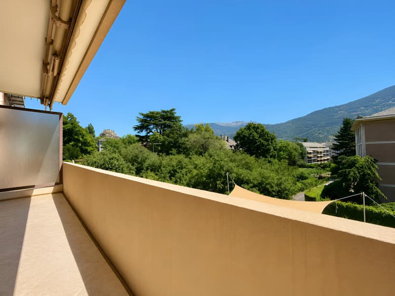 Spacious 6.5-Room Apartment with Mountain View in Sion (5)