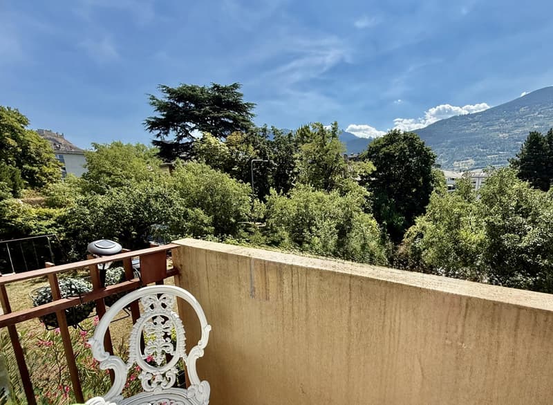 Spacious 6.5-Room Apartment with Mountain View in Sion (11)