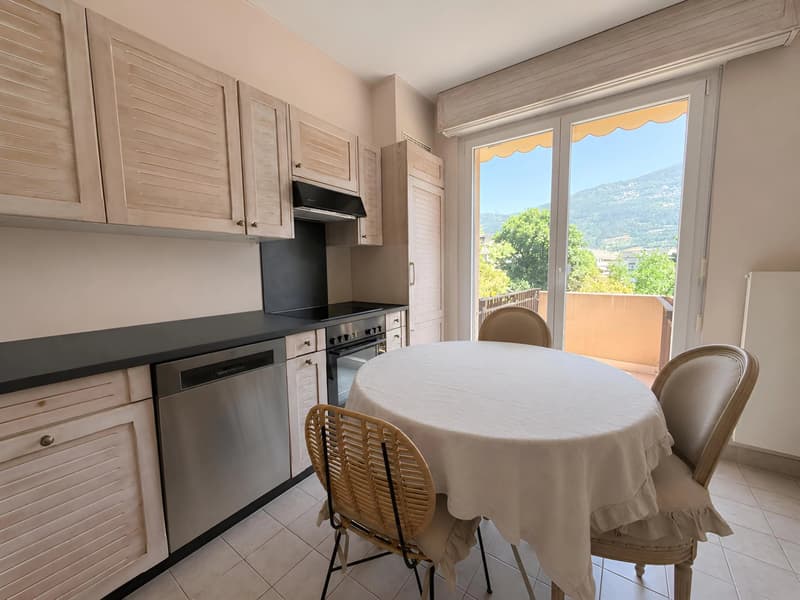 Spacious 6.5-Room Apartment with Mountain View in Sion (6)