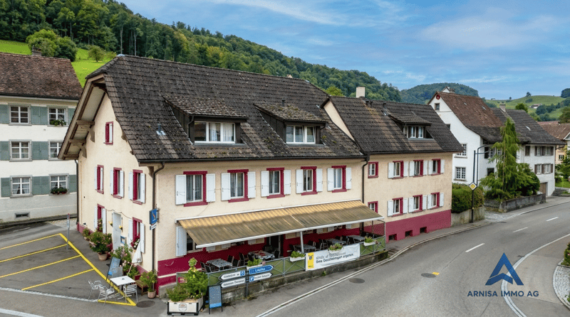 Charmante 4.5-Zimmer-Maisonettewohnung am Dorfplatz in Reigoldswil (1)