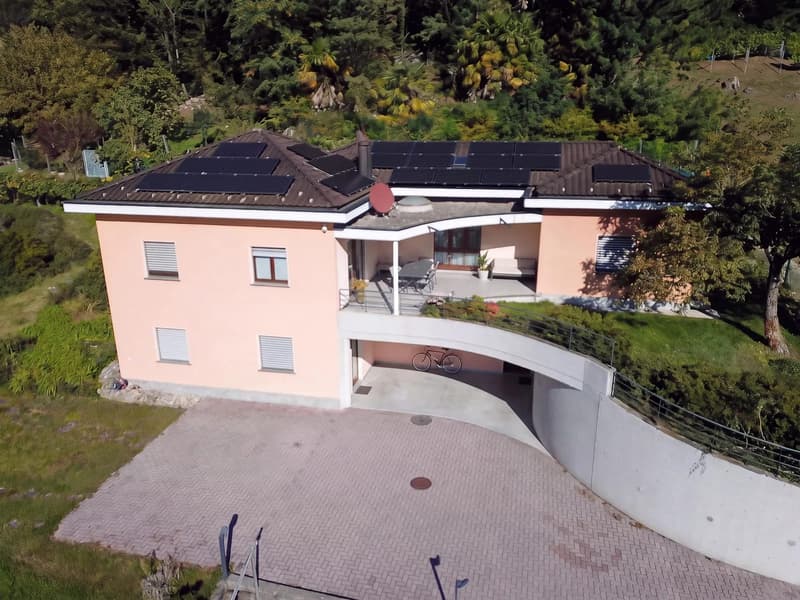 Casa di 5.5 locali con appartamentino distinto, con ampio giardino a Claro (1)