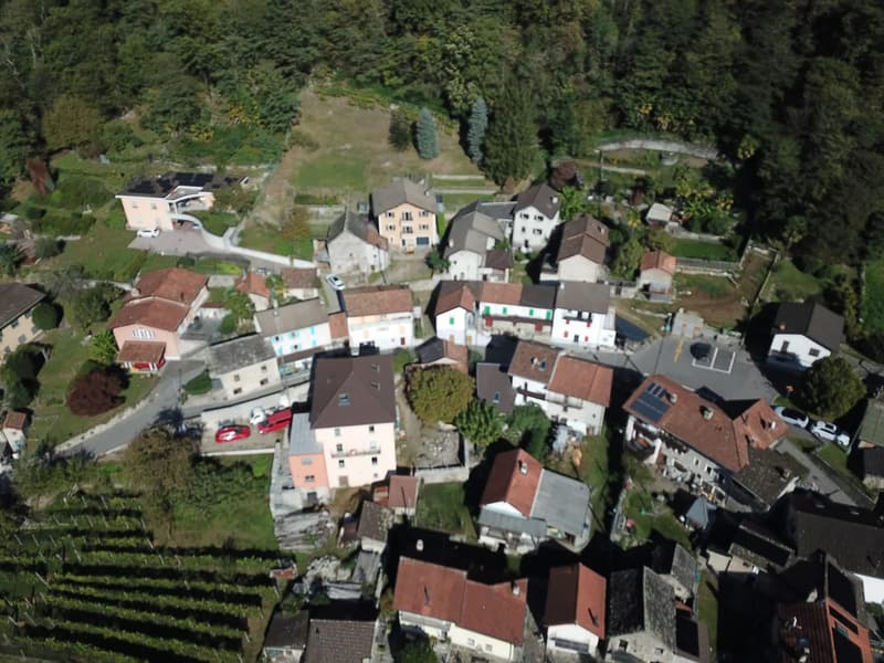 Casa di 5.5 locali con appartamentino distinto, con ampio giardino a Claro (12)