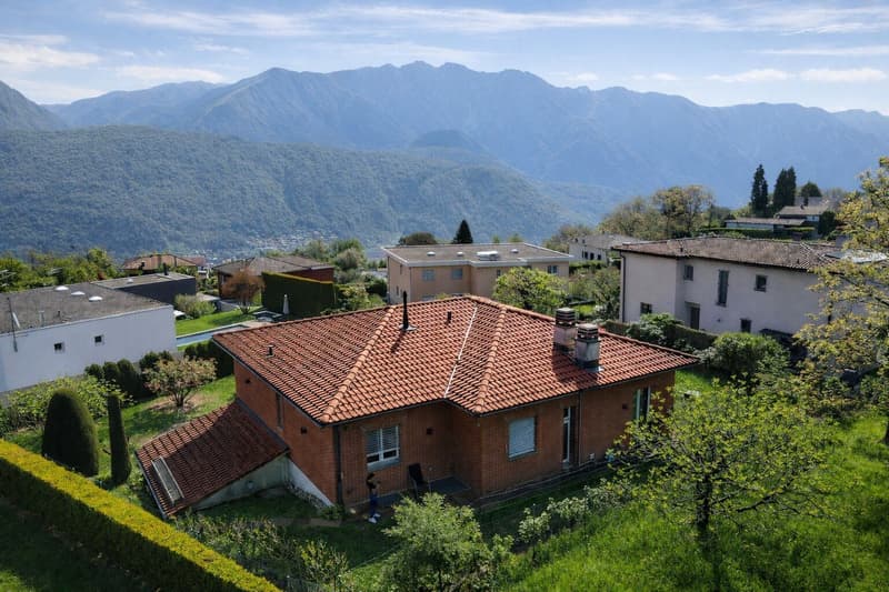 Splendida villa a Carona con vista, giardino e terrazza (23)