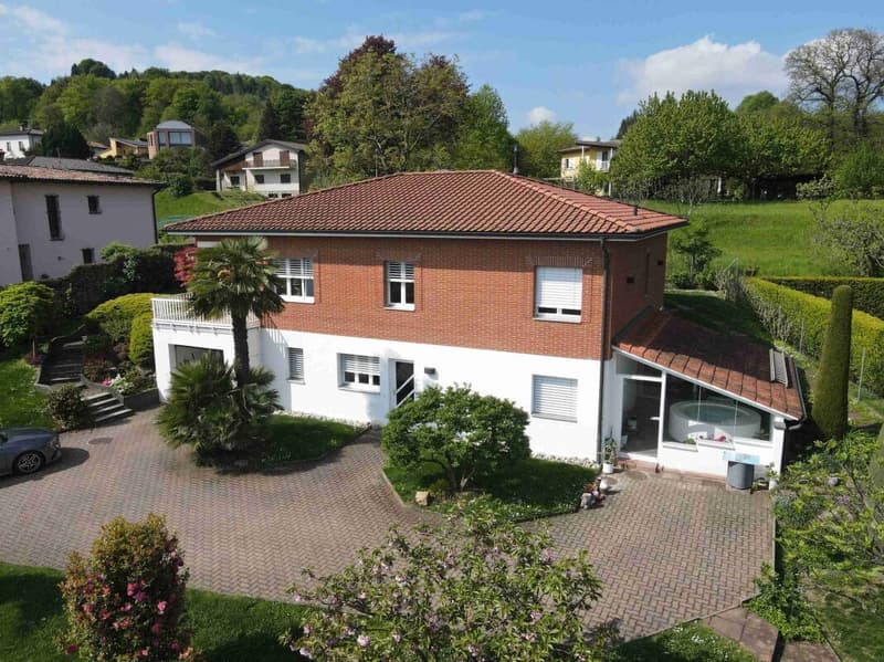 Splendida villa a Carona con vista, giardino e terrazza (2)