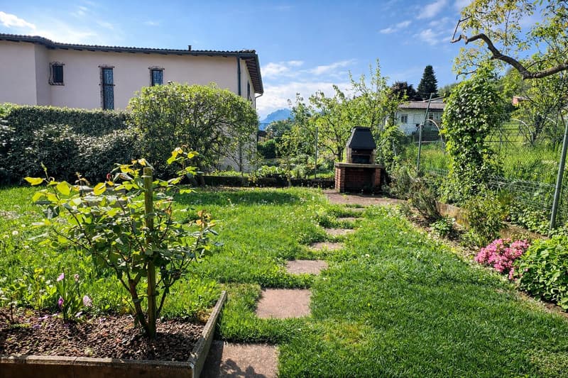 Splendida villa a Carona con vista, giardino e terrazza (26)