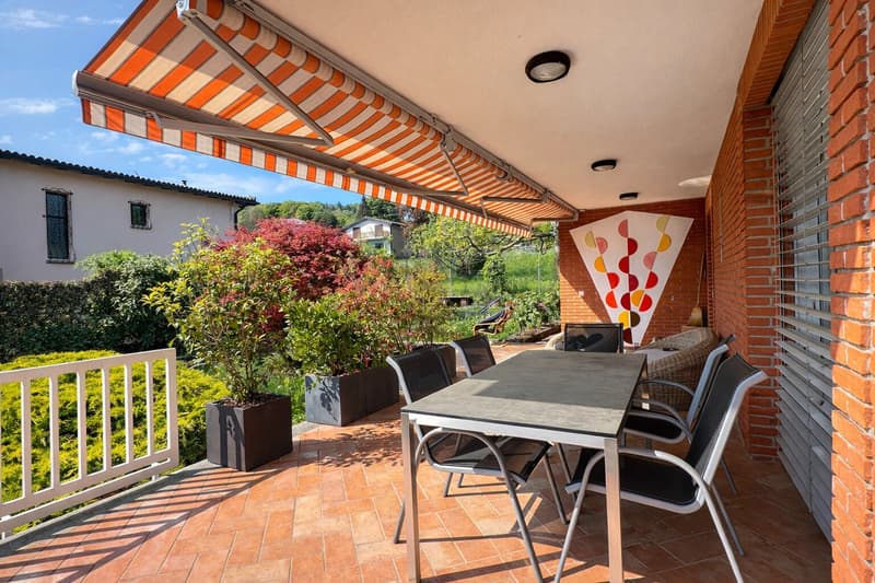 Splendida villa a Carona con vista, giardino e terrazza (25)