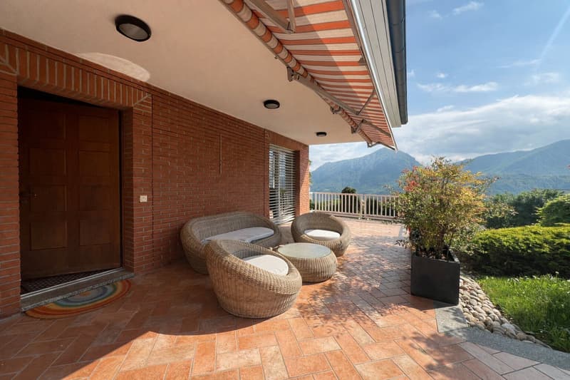 Splendida villa a Carona con vista, giardino e terrazza (24)
