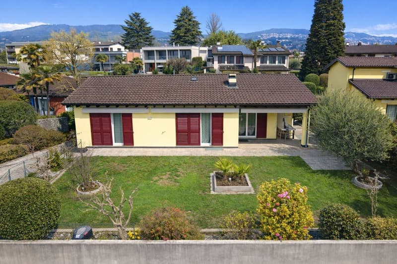 Meravigliosa casa unifamiliare con giardino, vista e posizione soleggiata (1)