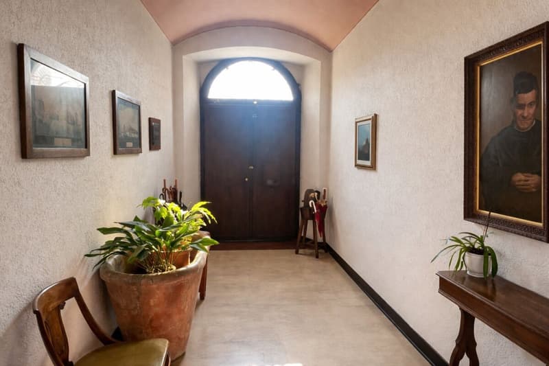 Elegante villa d’epoca con giardino e terrazze nel cuore di Balerna (16)