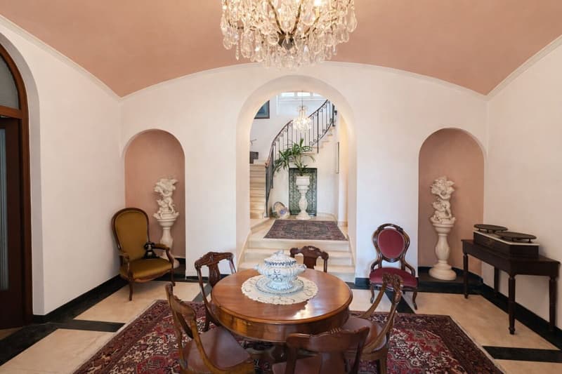 Elegante villa d’epoca con giardino e terrazze nel cuore di Balerna (17)