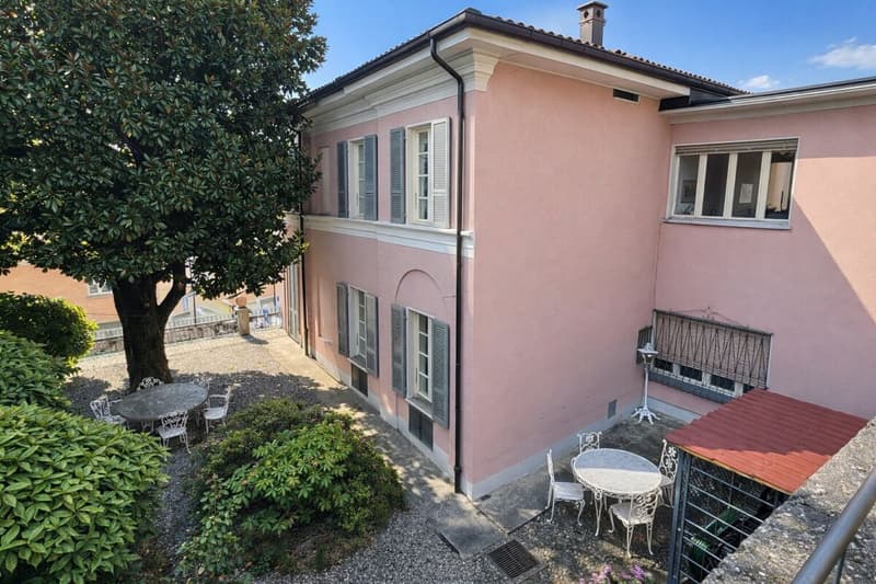 Elegante villa d’epoca con giardino e terrazze nel cuore di Balerna (10)