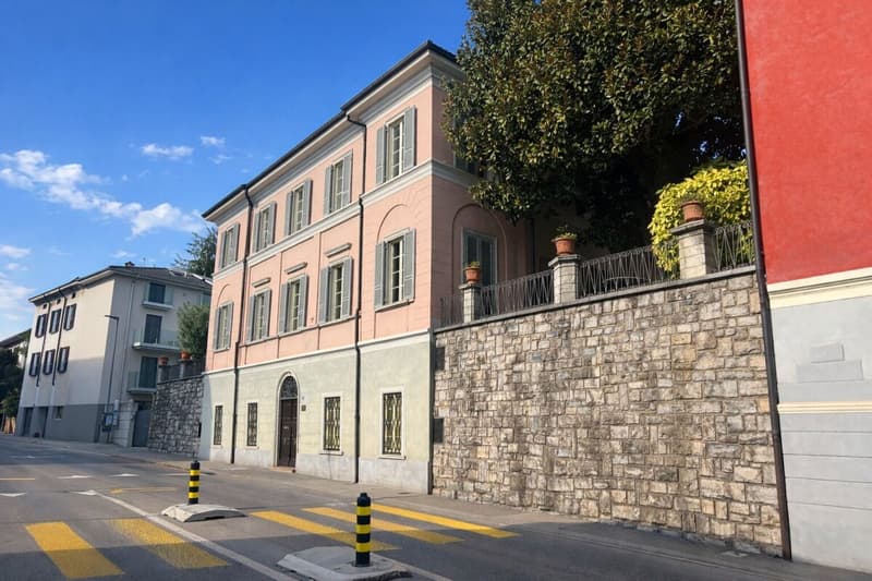 Elegante villa d’epoca con giardino e terrazze nel cuore di Balerna (3)