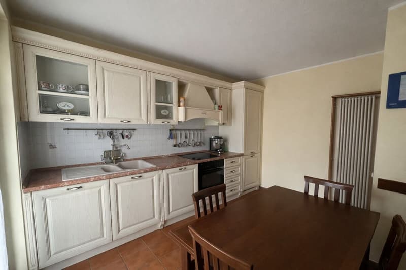 Splendida casa unifamiliare con giardino ben curato in zona soleggiata e servita (10)