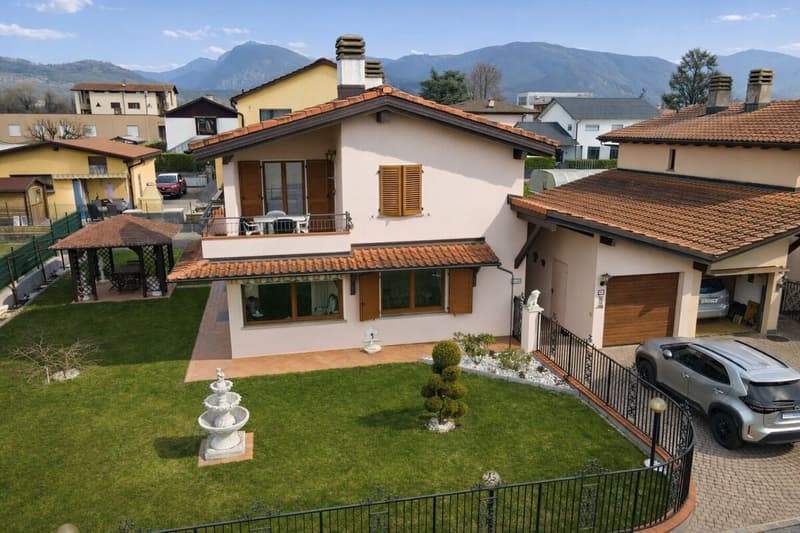 Splendida casa unifamiliare con giardino ben curato in zona soleggiata e servita (22)