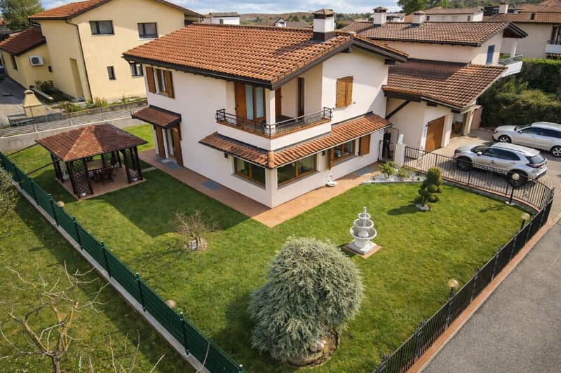 Splendida casa unifamiliare con giardino ben curato in zona soleggiata e servita (1)