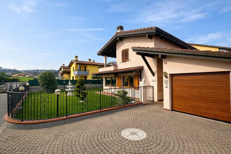 Splendida casa unifamiliare con giardino ben curato in zona soleggiata e servita (2)