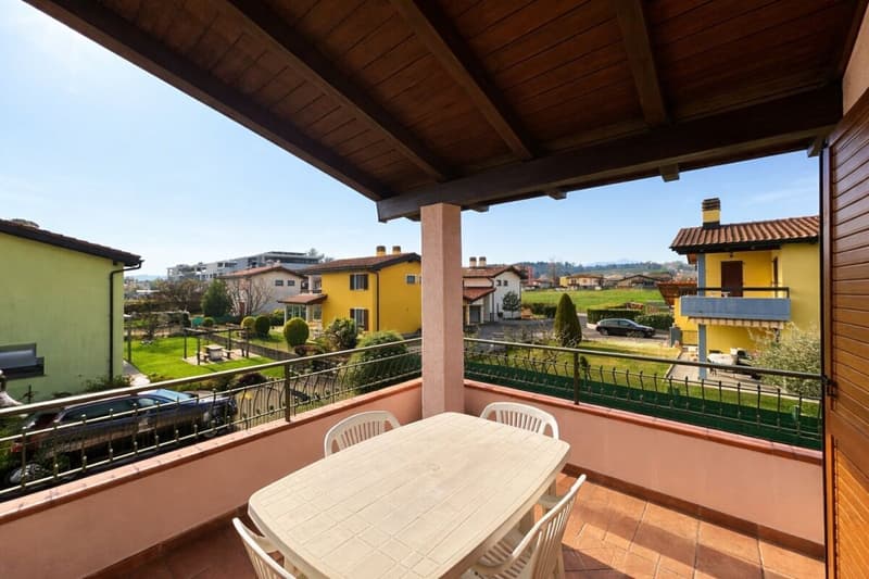 Splendida casa unifamiliare con giardino ben curato in zona soleggiata e servita (16)