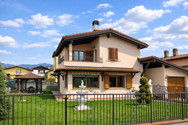 Splendida casa unifamiliare con giardino ben curato in zona soleggiata e servita (21)