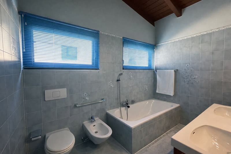Splendida casa unifamiliare con giardino ben curato in zona soleggiata e servita (18)