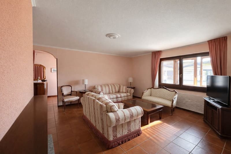 Splendida casa unifamiliare con giardino ben curato in zona soleggiata e servita (6)
