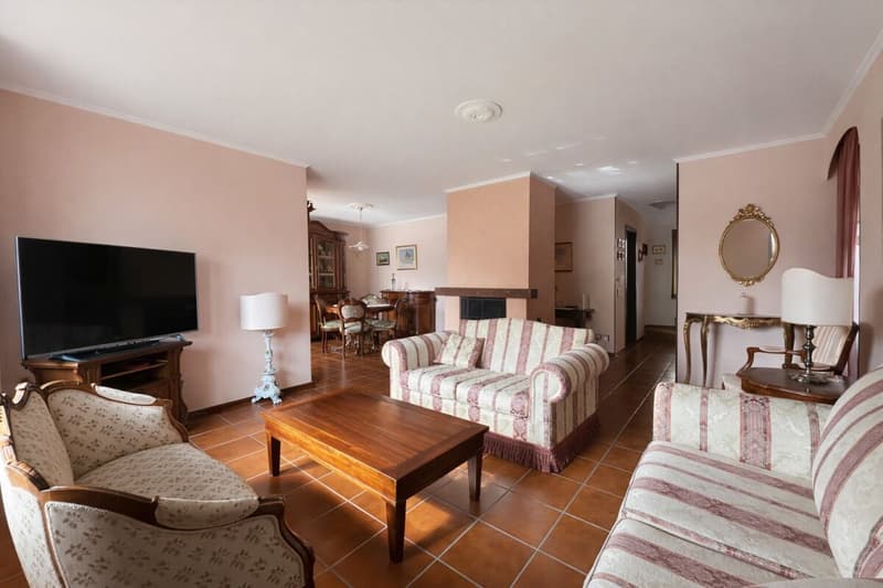 Splendida casa unifamiliare con giardino ben curato in zona soleggiata e servita (4)