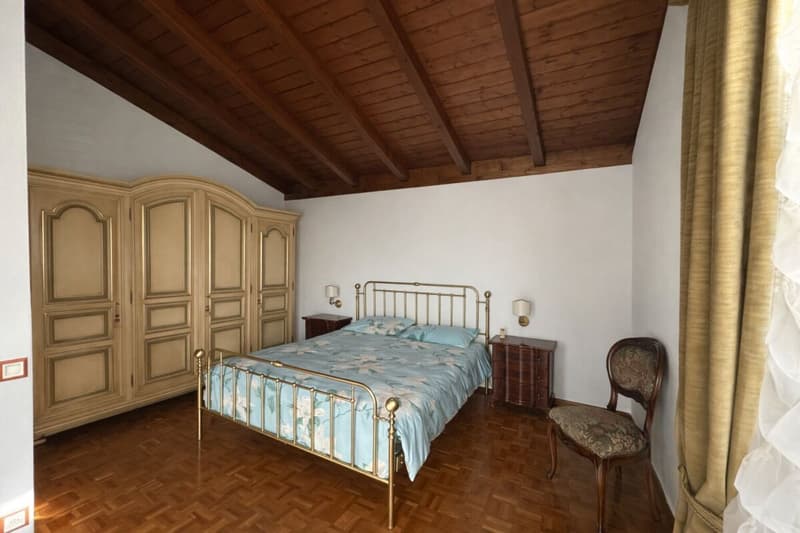 Splendida casa unifamiliare con giardino ben curato in zona soleggiata e servita (13)