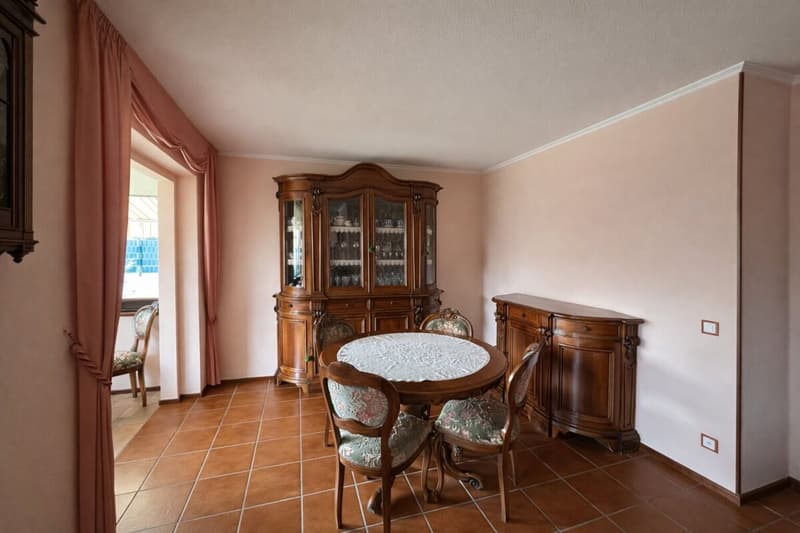 Splendida casa unifamiliare con giardino ben curato in zona soleggiata e servita (7)