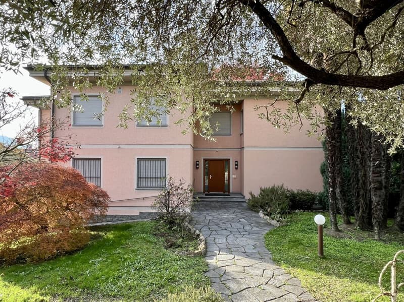 Grande ed elegante villa con terreno edificabile (2)