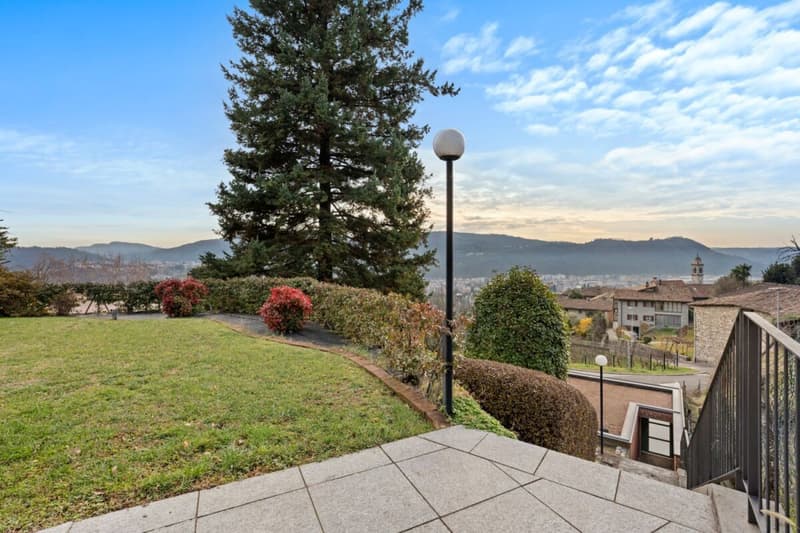 Splendida villa con ampio giardino e vista (27)