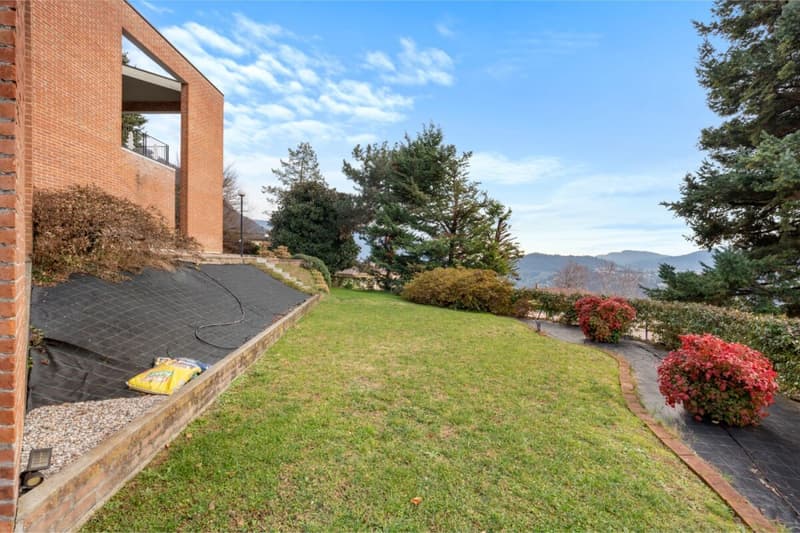 Splendida villa con ampio giardino e vista (28)