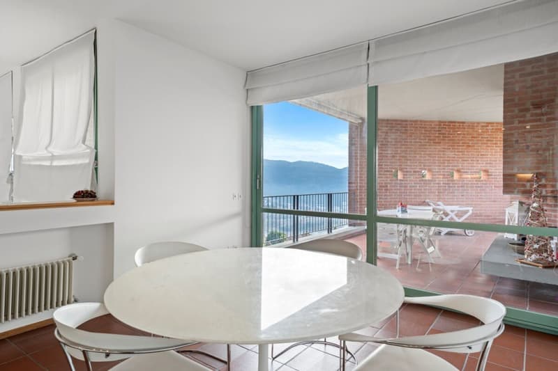 Splendida villa con ampio giardino e vista (13)