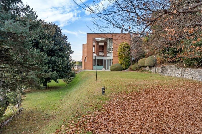 Splendida villa con ampio giardino e vista (29)