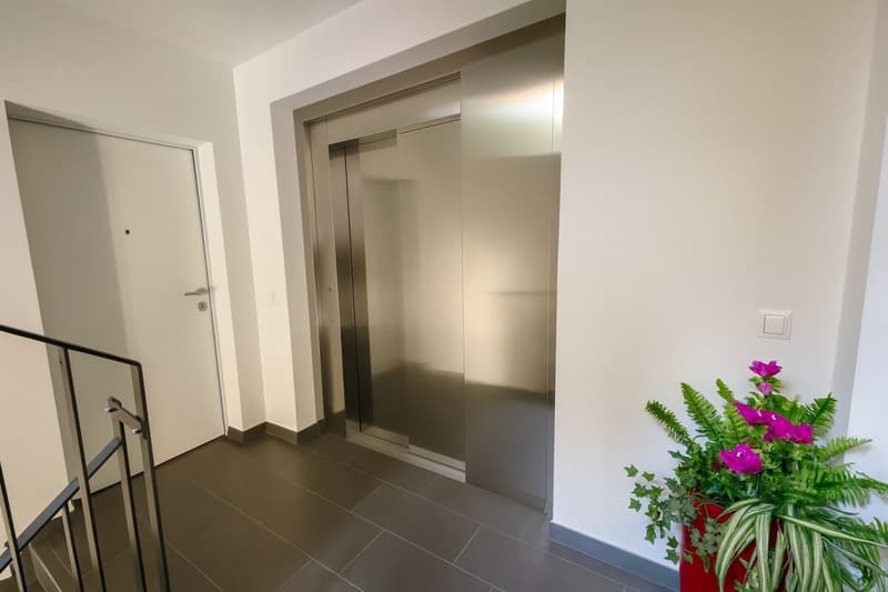 Attico moderno di 3.5 locali con balcone, vista e due posti auto (13)